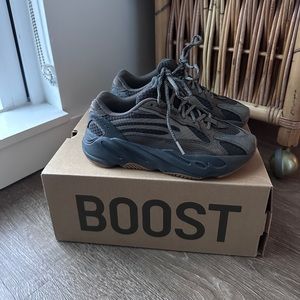 Yeezy Boost 700 V2 Geode size 5 Men’s.